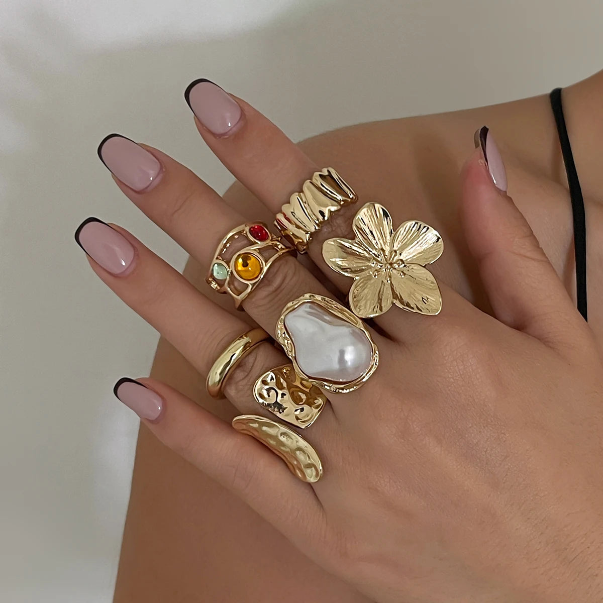 2025 New Irregular Exaggerated Metal Flower Open Rings Women Elegant Baroque Imitation Pearl Ring Jewelry Accessories